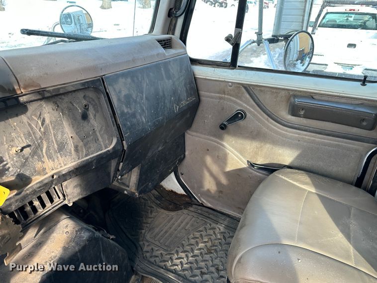 image for item LT9346 1999 International 4700  Crew Cab utility / service truck