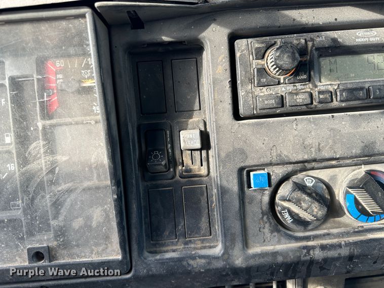 image for item LT9346 1999 International 4700  Crew Cab utility / service truck