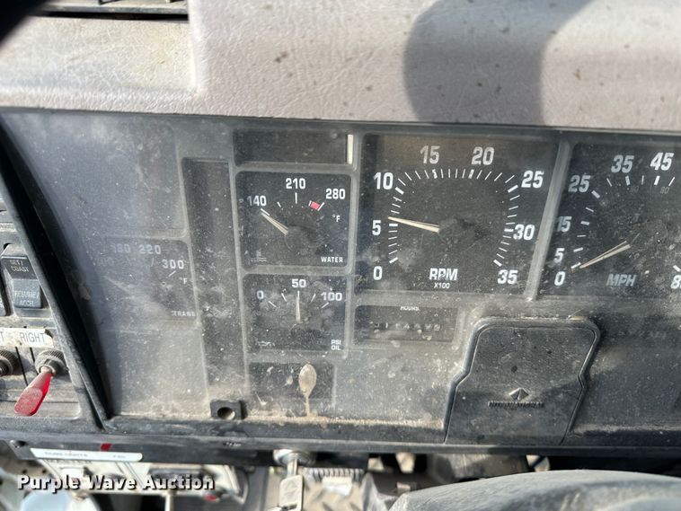 image for item LT9346 1999 International 4700  Crew Cab utility / service truck