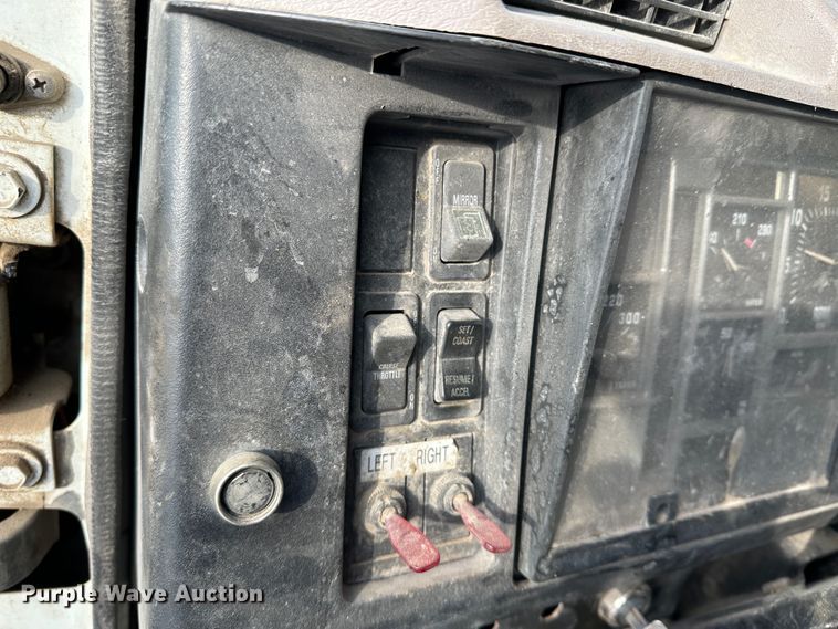 image for item LT9346 1999 International 4700  Crew Cab utility / service truck