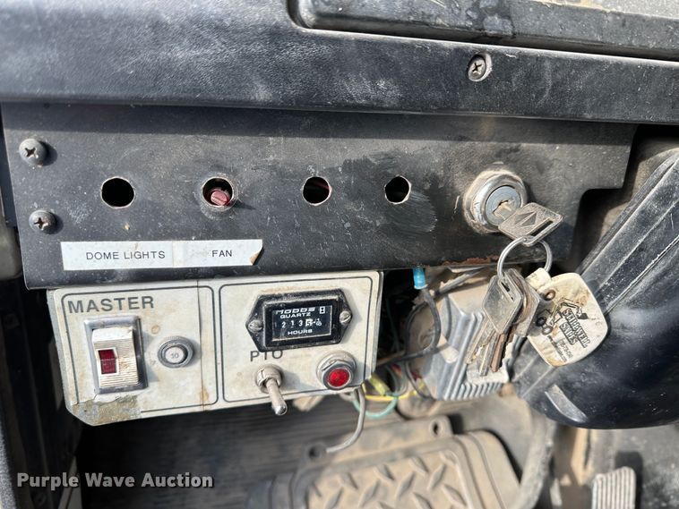 image for item LT9346 1999 International 4700  Crew Cab utility / service truck