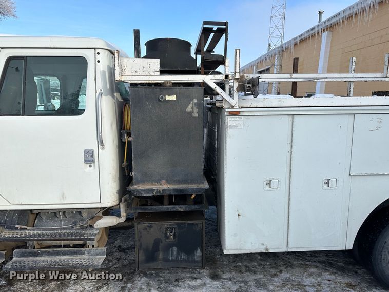 image for item LT9346 1999 International 4700  Crew Cab utility / service truck