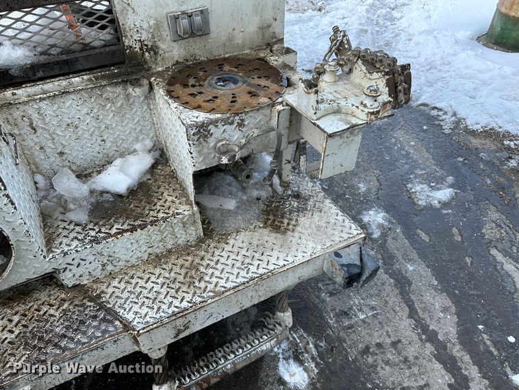 image for item LT9346 1999 International 4700  Crew Cab utility / service truck