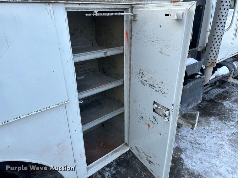 image for item LT9346 1999 International 4700  Crew Cab utility / service truck