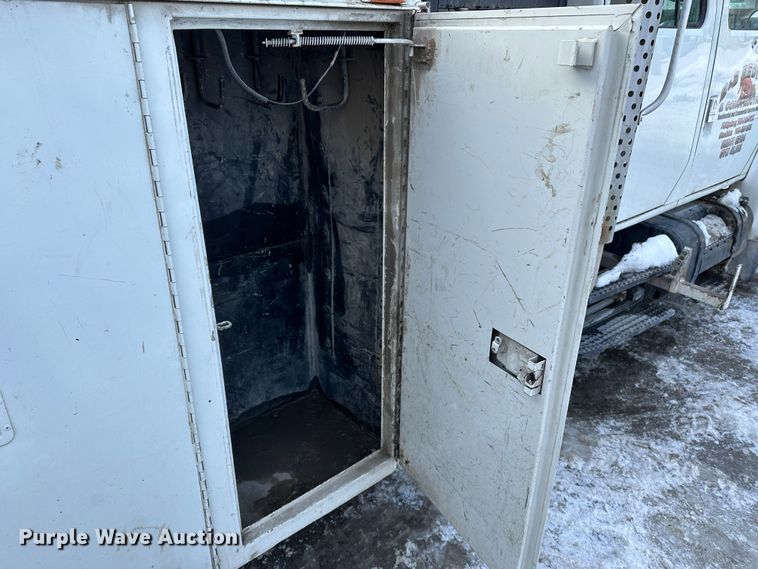 image for item LT9346 1999 International 4700  Crew Cab utility / service truck