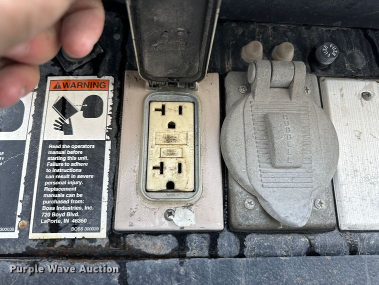 image for item LT9346 1999 International 4700  Crew Cab utility / service truck