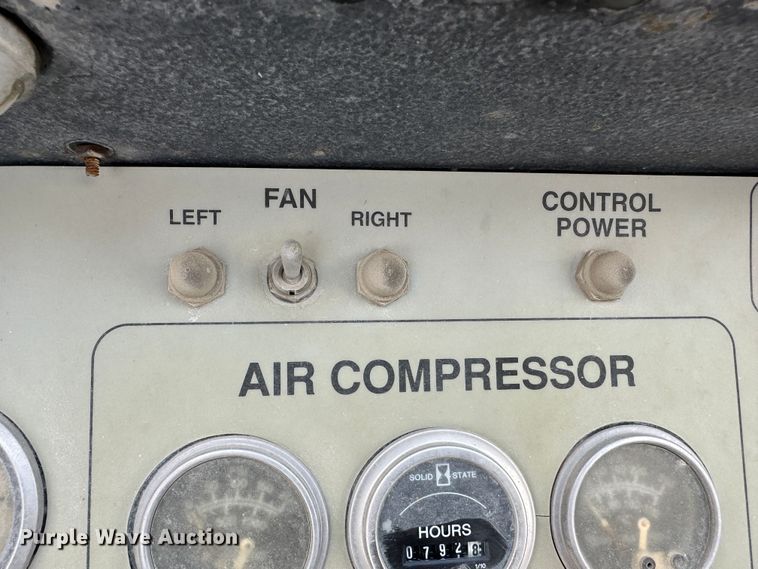 image for item LT9346 1999 International 4700  Crew Cab utility / service truck