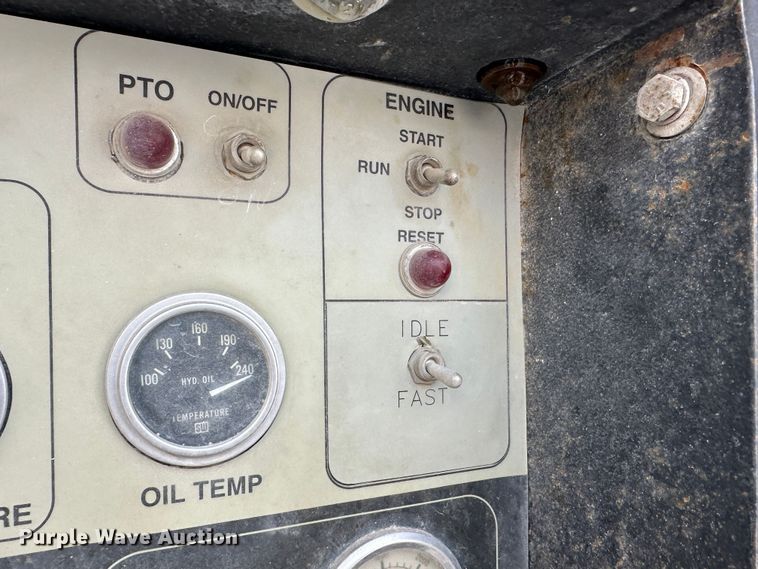 image for item LT9346 1999 International 4700  Crew Cab utility / service truck