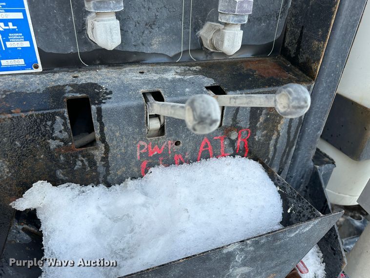 image for item LT9346 1999 International 4700  Crew Cab utility / service truck