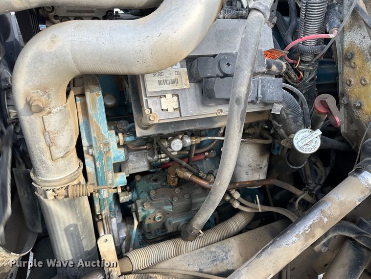 image for item LT9346 1999 International 4700  Crew Cab utility / service truck