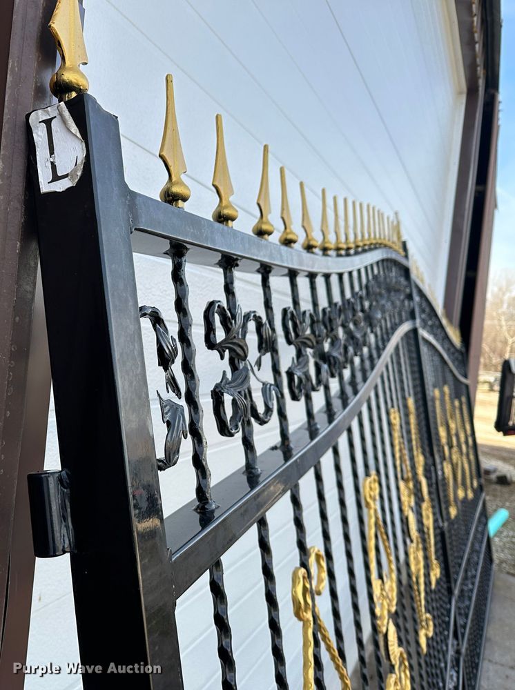 image for item LT9391 Gate