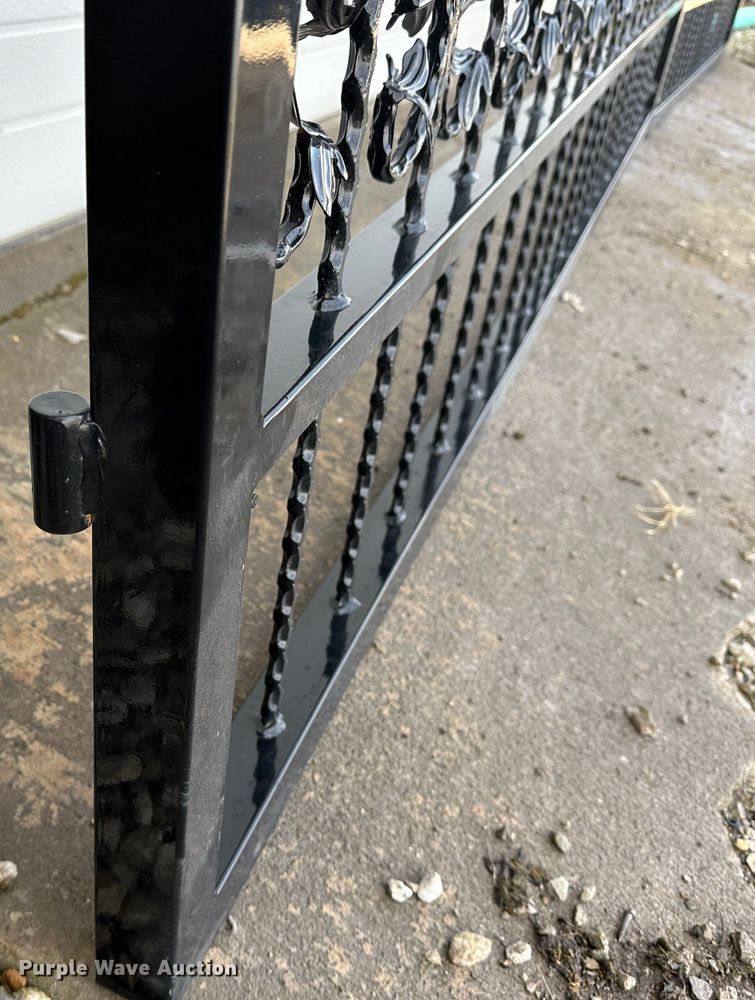 image for item LT9391 Gate