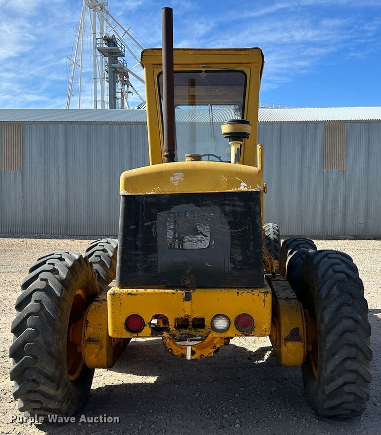 image for item LT9423 1968 John Deere 570  motor grader