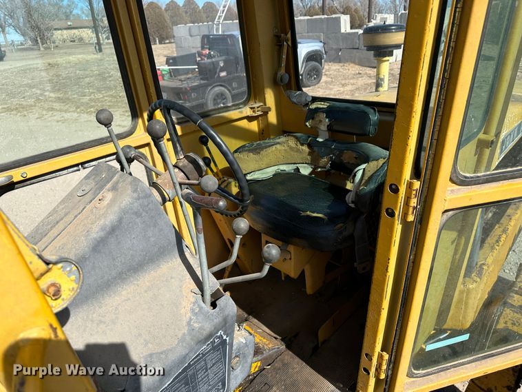 image for item LT9423 1968 John Deere 570  motor grader