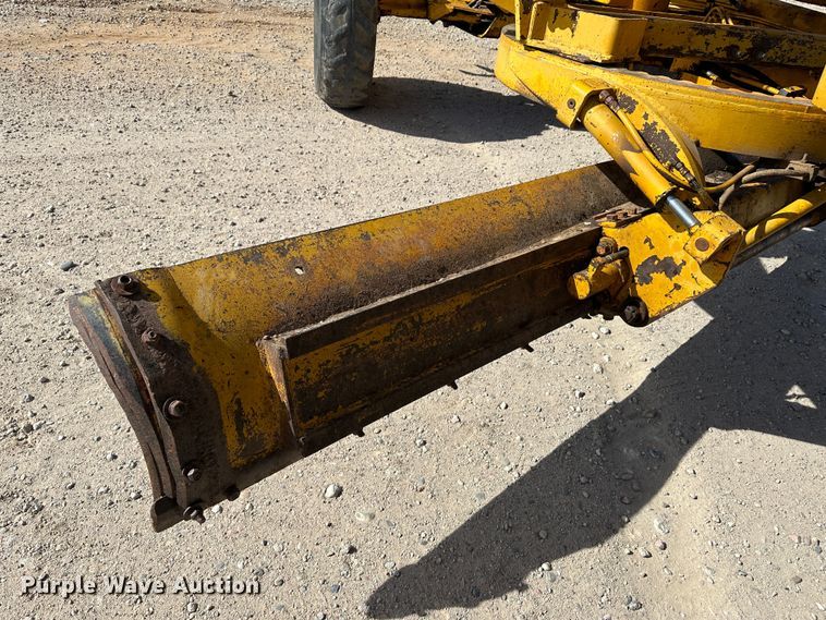 image for item LT9423 1968 John Deere 570  motor grader