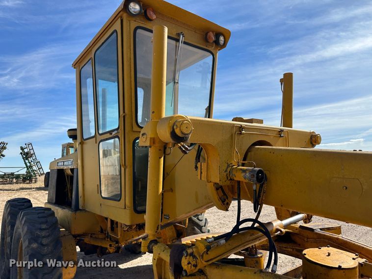 image for item LT9423 1968 John Deere 570  motor grader