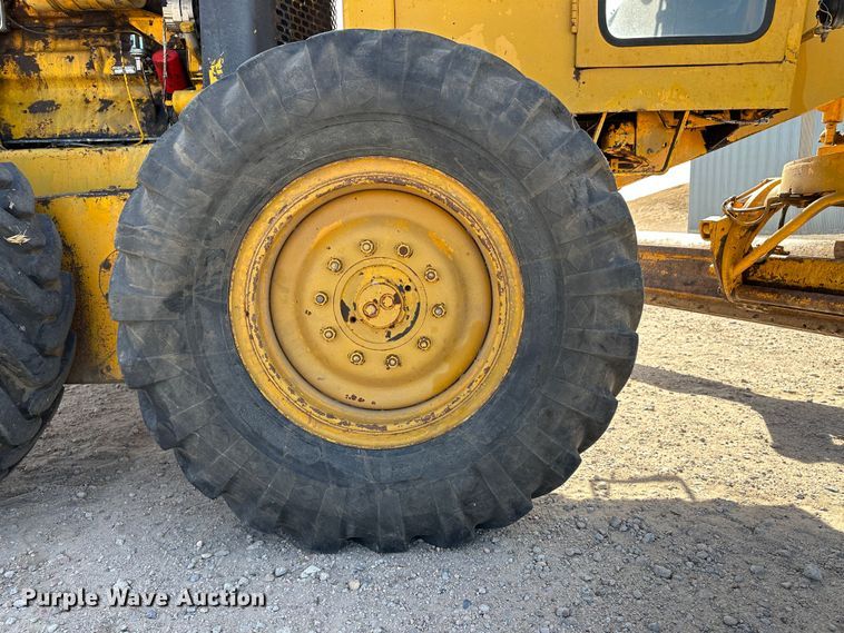 image for item LT9423 1968 John Deere 570  motor grader