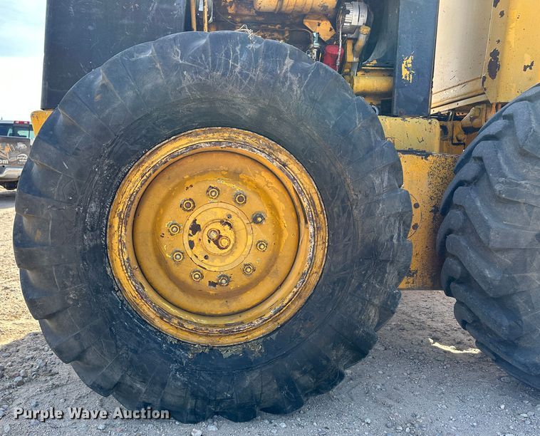 image for item LT9423 1968 John Deere 570  motor grader