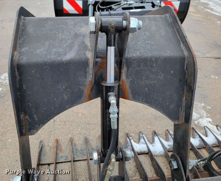 image for item LY9940 84" W skid steer grapple bucket