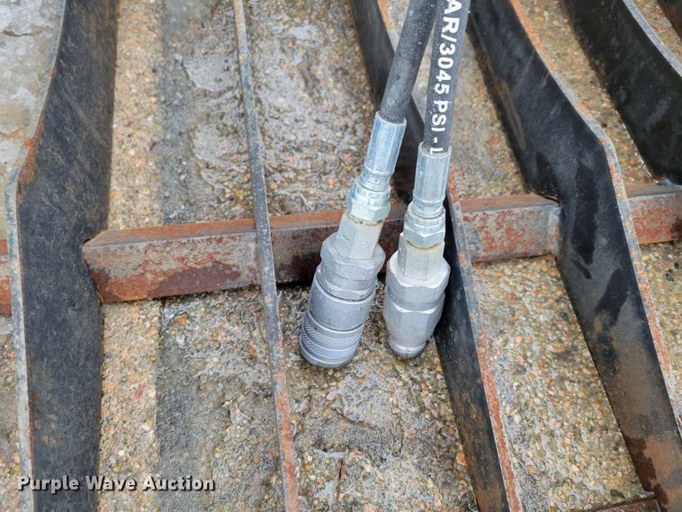 image for item LY9940 84" W skid steer grapple bucket