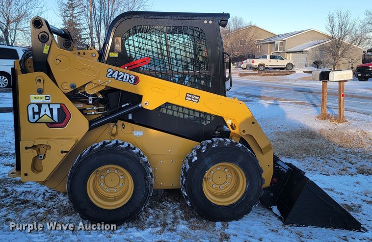 image for item ME9671 2021 Caterpillar 242D3  skid steer loader