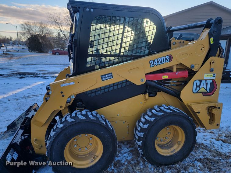 image for item ME9671 2021 Caterpillar 242D3  skid steer loader