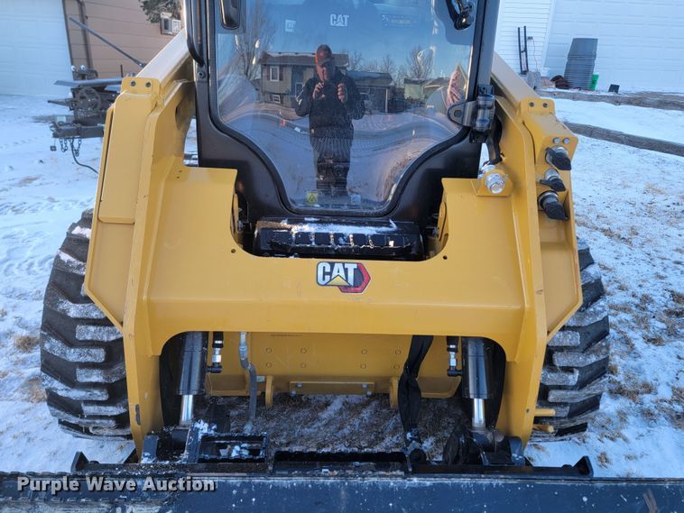 image for item ME9671 2021 Caterpillar 242D3  skid steer loader