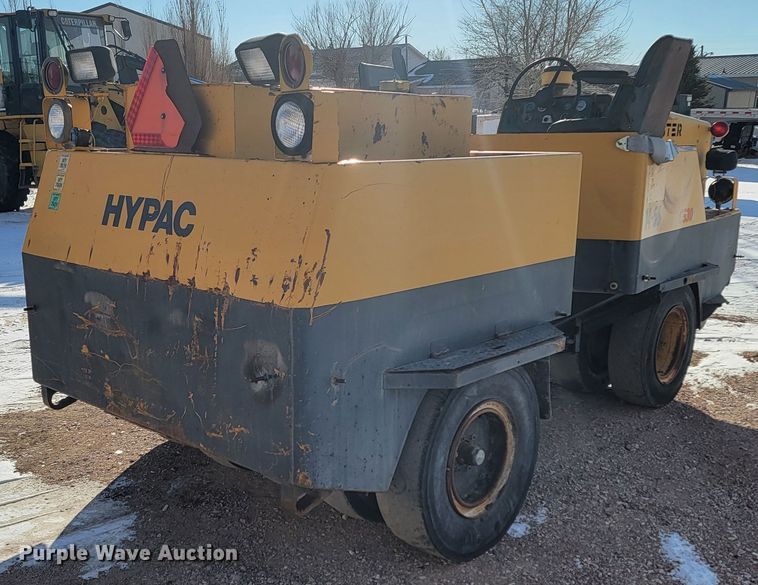 image for item ME9674 Hyster C530A  pneumatic roller