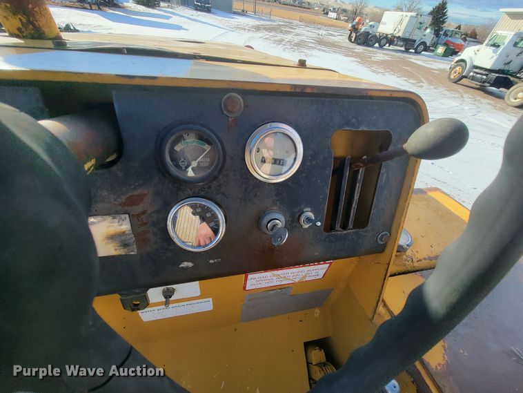 image for item ME9674 Hyster C530A  pneumatic roller