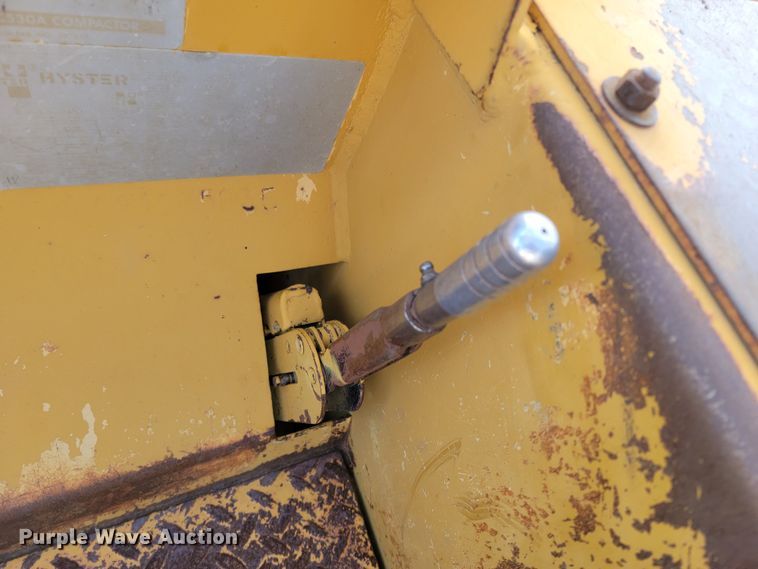 image for item ME9674 Hyster C530A  pneumatic roller