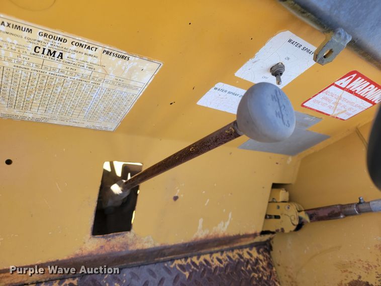 image for item ME9674 Hyster C530A  pneumatic roller