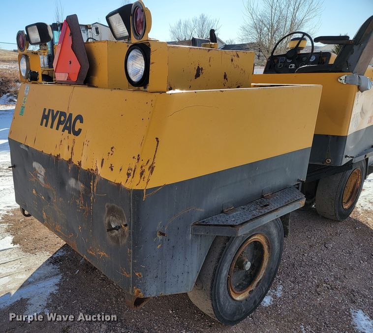 image for item ME9674 Hyster C530A  pneumatic roller