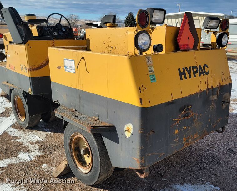 image for item ME9674 Hyster C530A  pneumatic roller