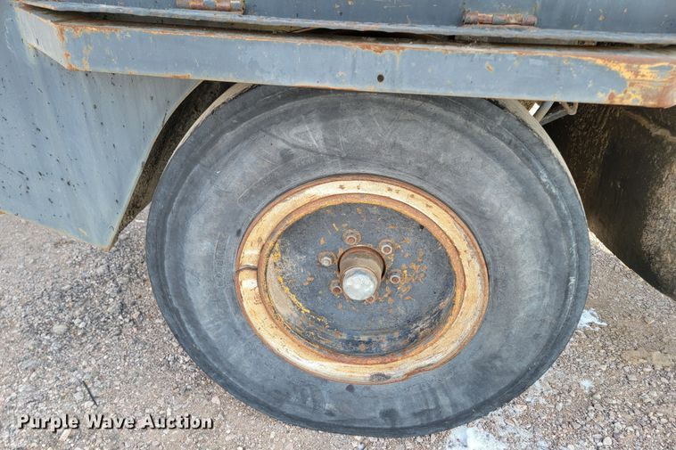 image for item ME9674 Hyster C530A  pneumatic roller