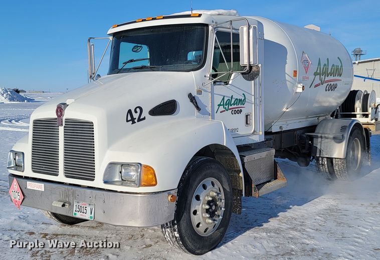 image for item ME9678 2001 Kenworth T300  propane delivery truck
