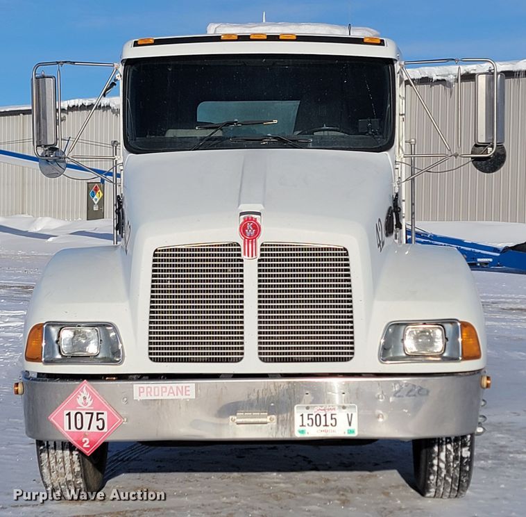 image for item ME9678 2001 Kenworth T300  propane delivery truck