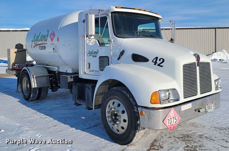 image for item ME9678 2001 Kenworth T300  propane delivery truck