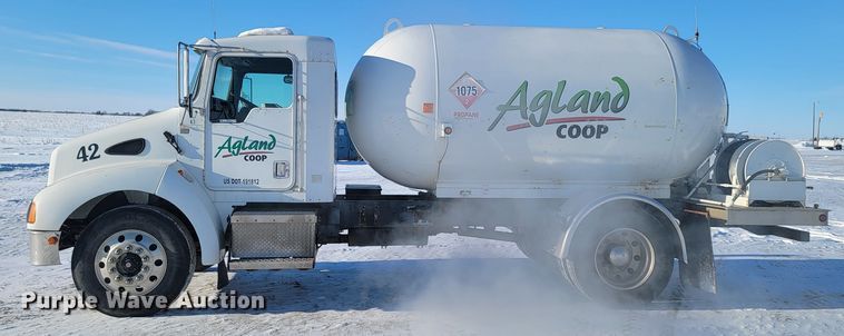 image for item ME9678 2001 Kenworth T300  propane delivery truck