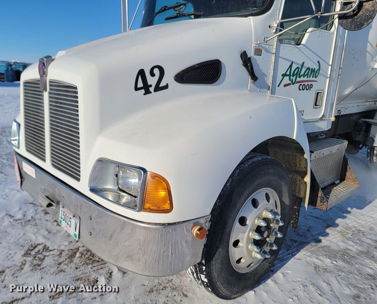 image for item ME9678 2001 Kenworth T300  propane delivery truck