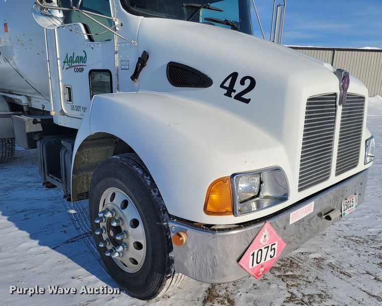 image for item ME9678 2001 Kenworth T300  propane delivery truck