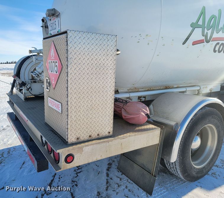 image for item ME9678 2001 Kenworth T300  propane delivery truck