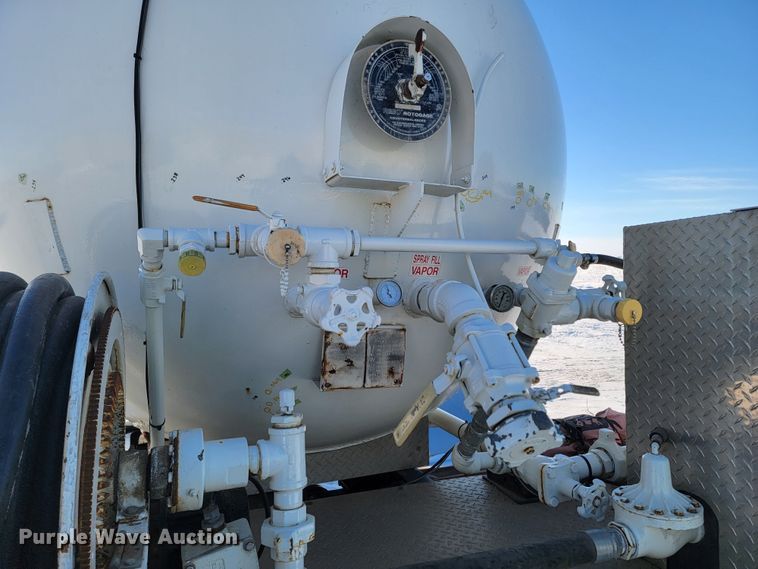 image for item ME9678 2001 Kenworth T300  propane delivery truck