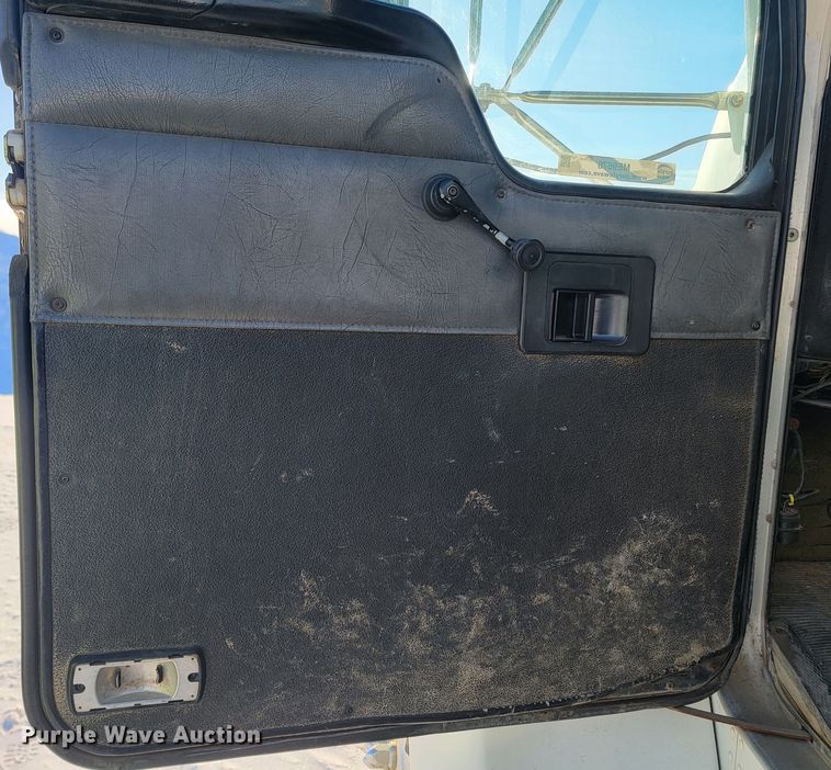 image for item ME9678 2001 Kenworth T300  propane delivery truck