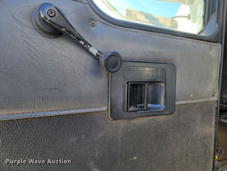 image for item ME9678 2001 Kenworth T300  propane delivery truck