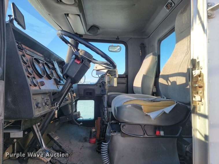 image for item ME9678 2001 Kenworth T300  propane delivery truck