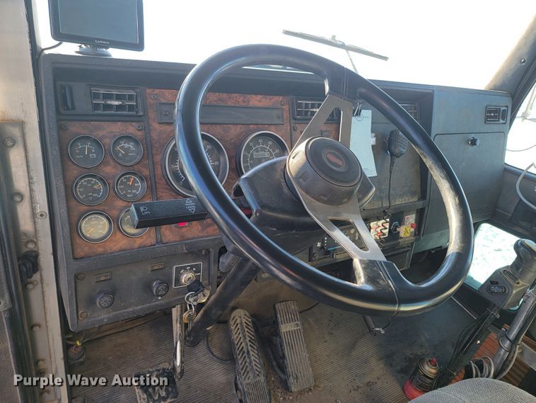 image for item ME9678 2001 Kenworth T300  propane delivery truck