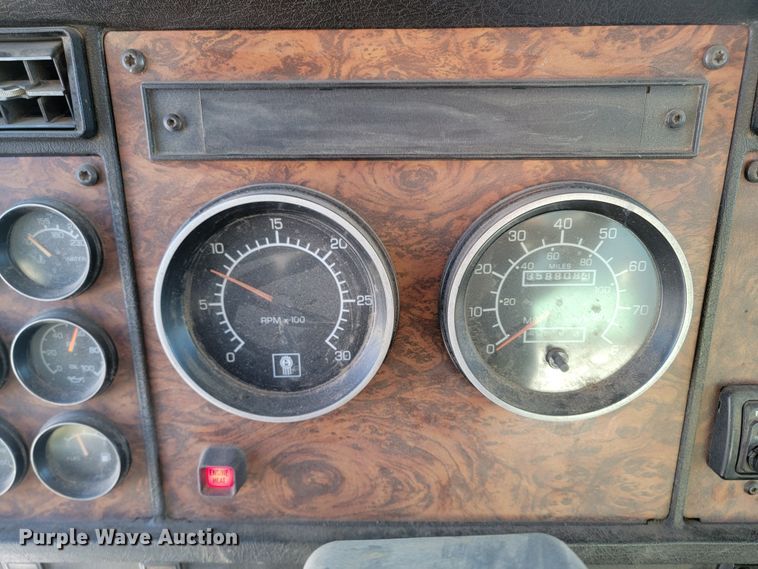 image for item ME9678 2001 Kenworth T300  propane delivery truck