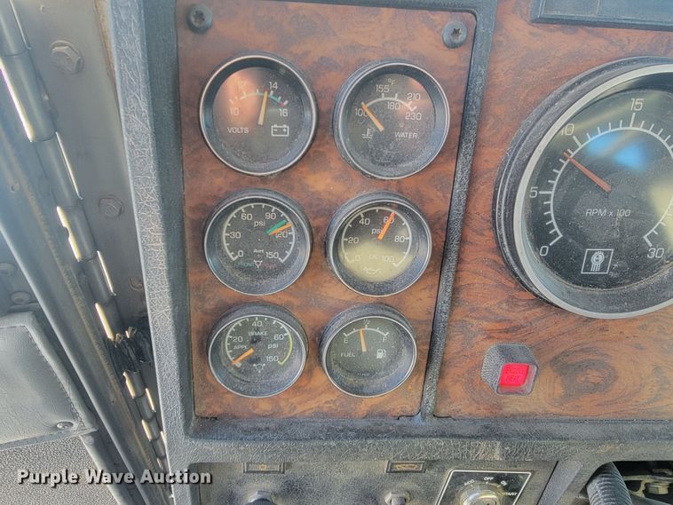 image for item ME9678 2001 Kenworth T300  propane delivery truck