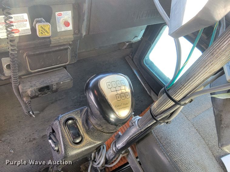 image for item ME9678 2001 Kenworth T300  propane delivery truck