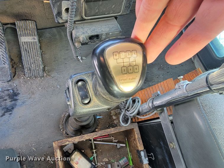 image for item ME9678 2001 Kenworth T300  propane delivery truck